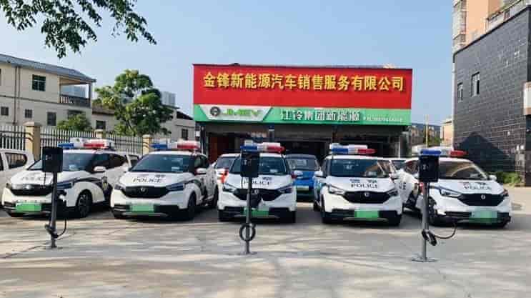金溪政府機(jī)關(guān)部門采購了一批江鈴集團(tuán)新能源易至EV3, 用于執(zhí)法巡邏工作。
